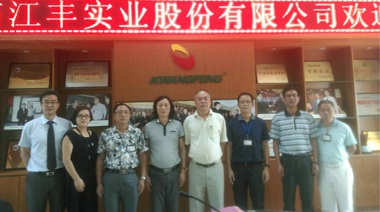 在香港，銷(xiāo)售每三只冰鮮雞就有兩只是江豐出品，但中國(guó)大陸的市場(chǎng)更大，這次找中擂合作就是要打開(kāi)家門(mén)口的市場(chǎng)。中擂團(tuán)隊(duì)開(kāi)局便簽約虎艷芬作江豐代言，我們對(duì)接下來(lái)的合作充滿(mǎn)信心。